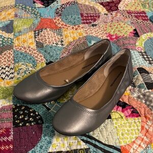 Amazon Essentials Shimmering Silver Women's Flats